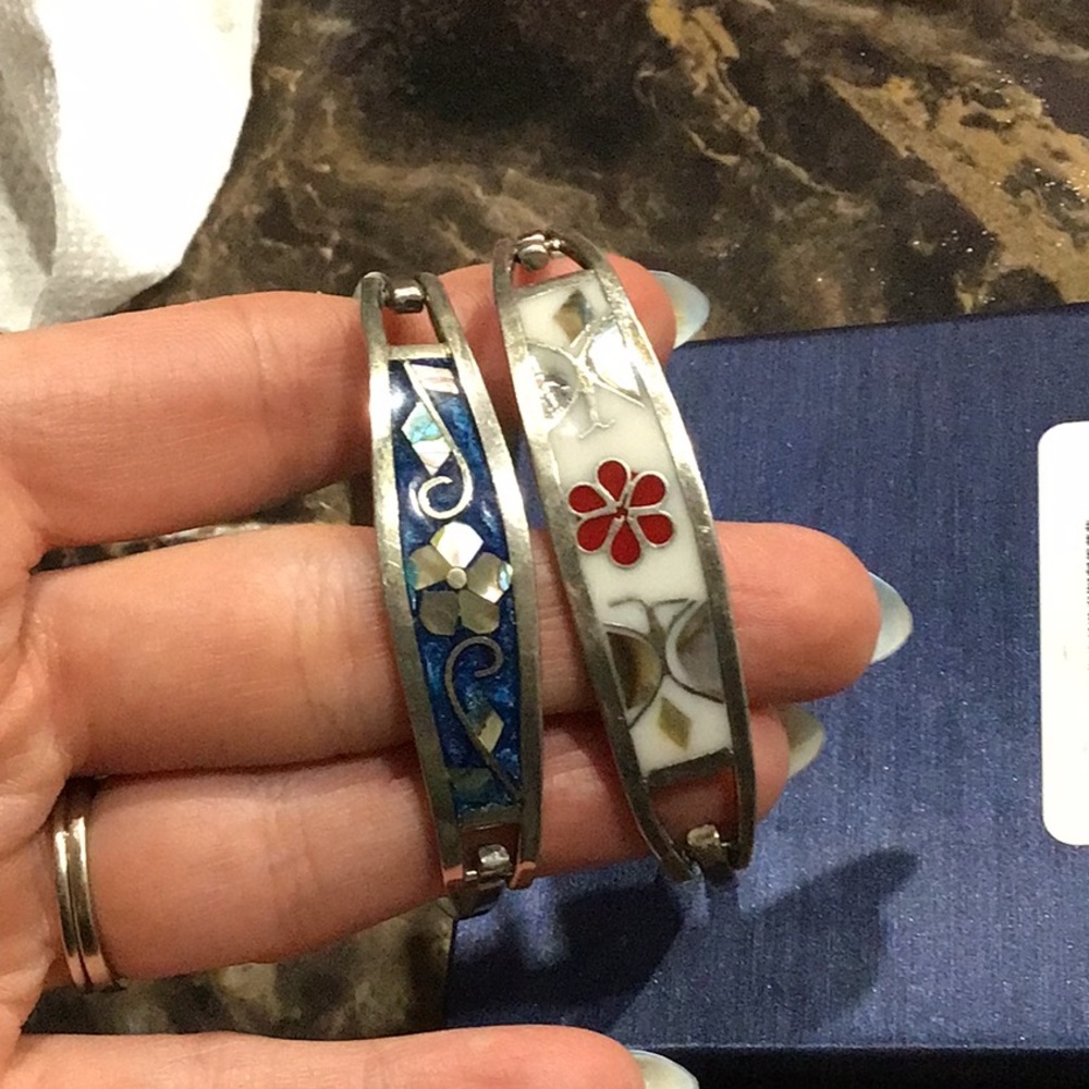 2 bracelets - Picture 1 of 1